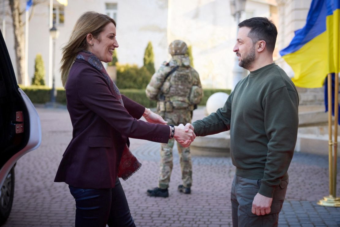 El presidente de Ucrania, Volodymyr Zelensky, da la bienvenida a la presidenta del Parlamento Europeo, Roberta Metsola, a Lviv, Ucrania, el 4 de marzo.