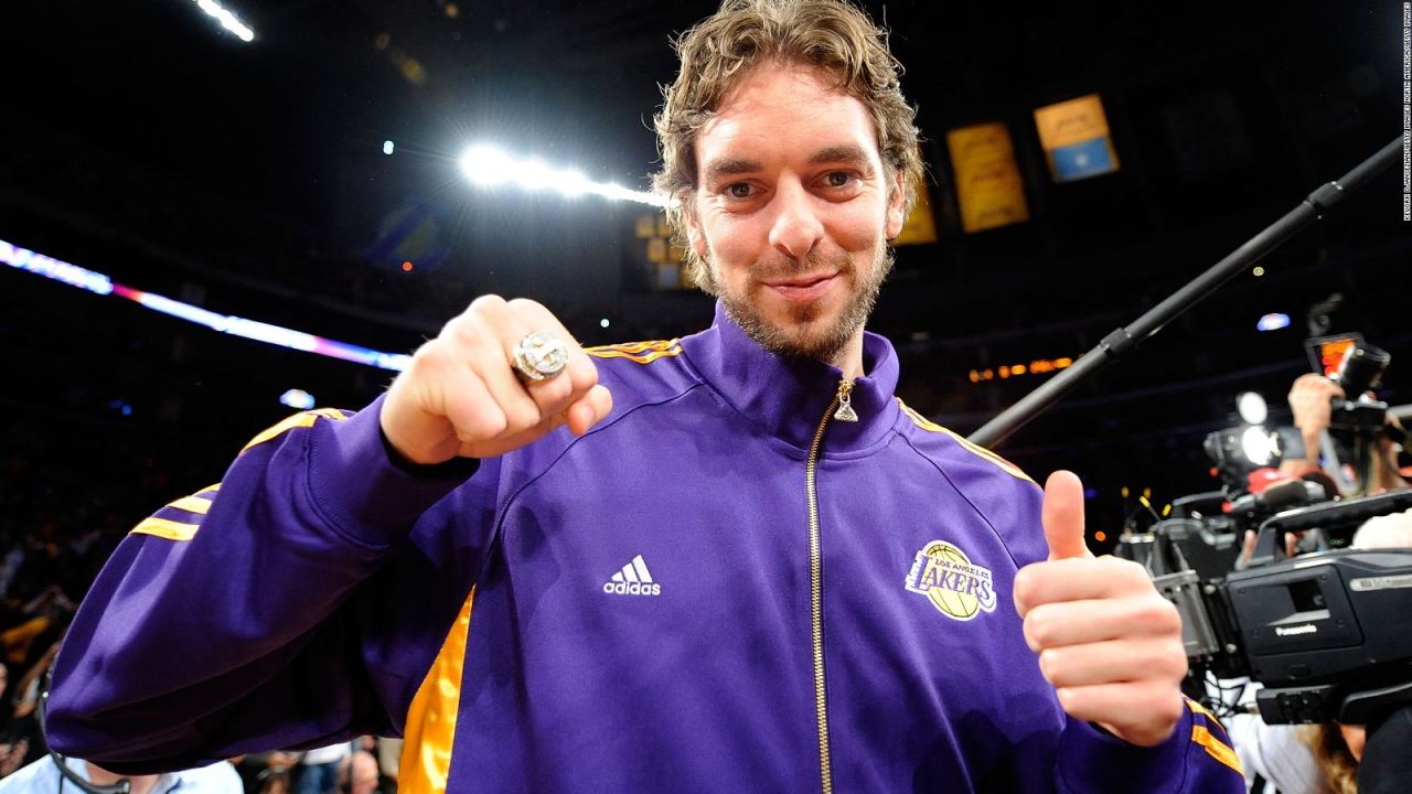 CNNE 1355816 - pau gasol y su camiseta gigante de los lakers