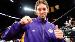 CNNE 1355816 - pau gasol y su camiseta gigante de los lakers