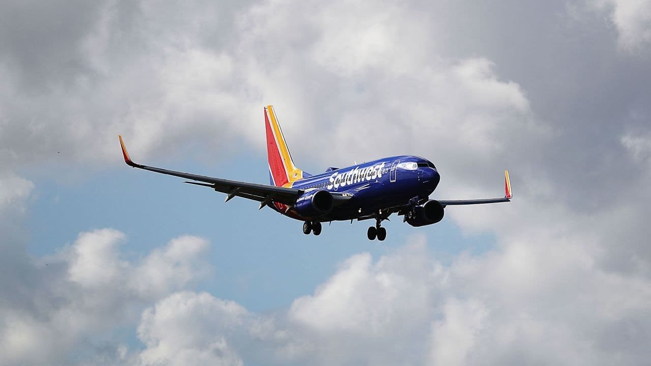 Una foto de archivo de un avión de Southwest Airlines preparándose para aterrizar en Fort Lauderdale.