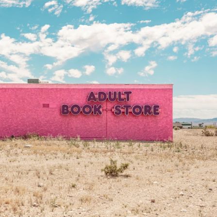 En la serie de Prost también aparecen otros establecimientos para adultos, como esta librería para adultos de Laughlin, en Arizona.