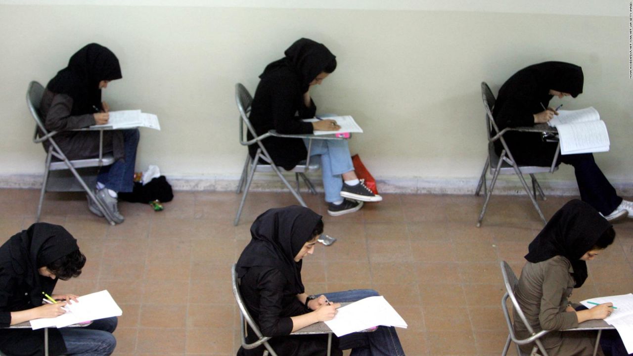 CNNE 1356087 - envenenamiento de ninas en iran- lo que sucede en las escuelas femeninas del pais