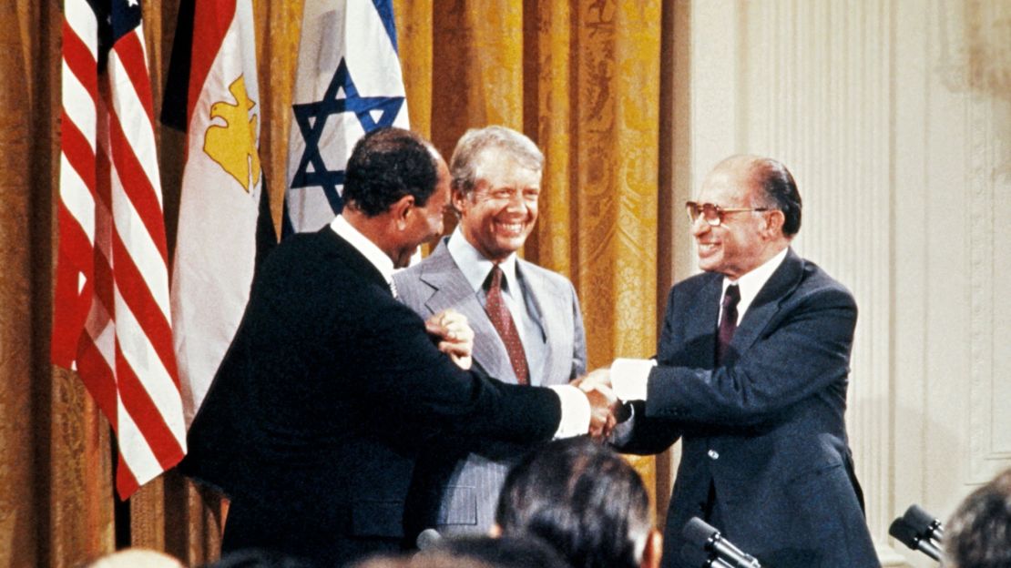 El presidente de Egipto Anwar al-Sadat (izquierda), el primer ministro israelí Menachem Begin (derecha) y el presidente estadounidense Jimmy Carter (centro). CONSOLIDATED NEWS/AFP via Getty Images)