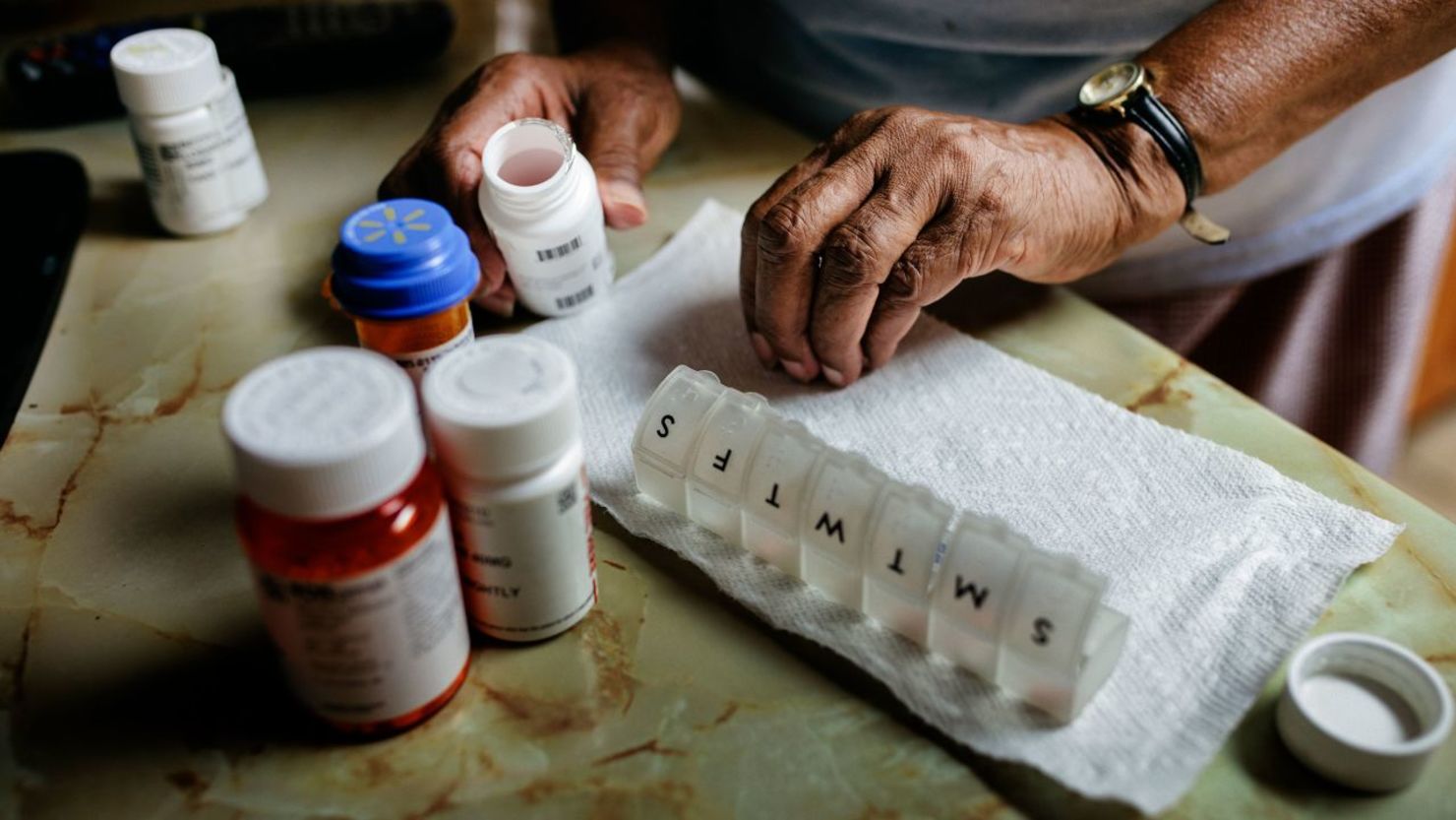 Los médicos suelen recomendar medicamentos para aliviar la ansiedad cuando la atención de salud mental puede ser difícil de encontrar. Crédito: Willie B. Thomas/Digital Vision/Getty Images