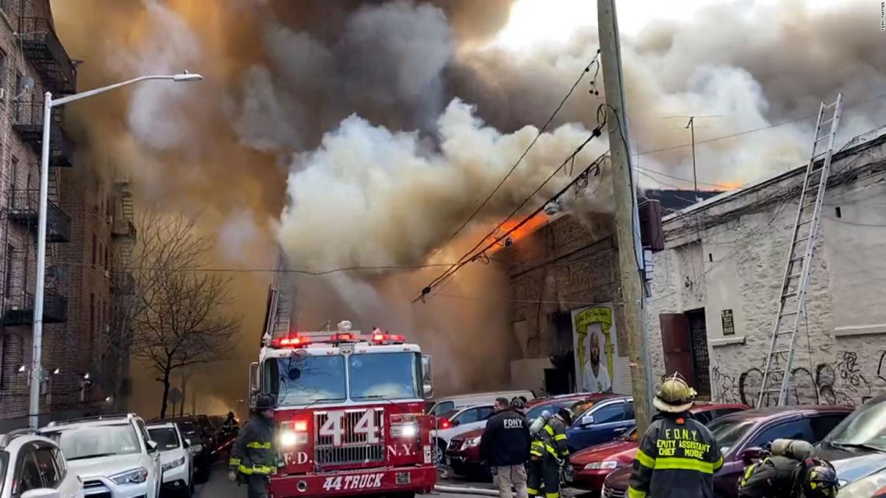 CNNE 1356212 - creen que una bateria de litio causo un enorme incendio en el bronx