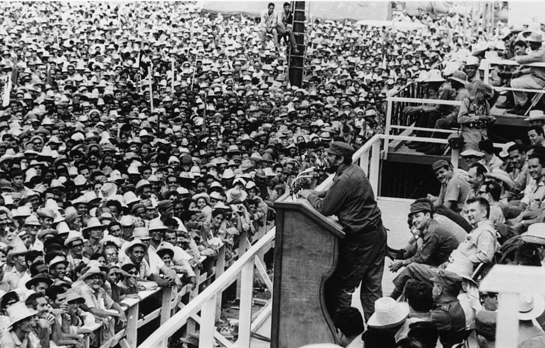 Fidel Castro habla en 1965 en la ceremonia de despedida del Movimiento Juvenil Centenario en Cuba.