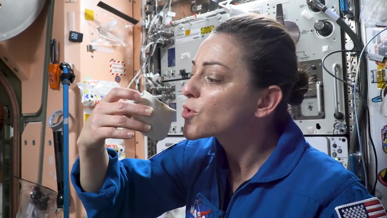 CNNE 1356422 - astronauta muestra como se prepara un cafe en el espacio