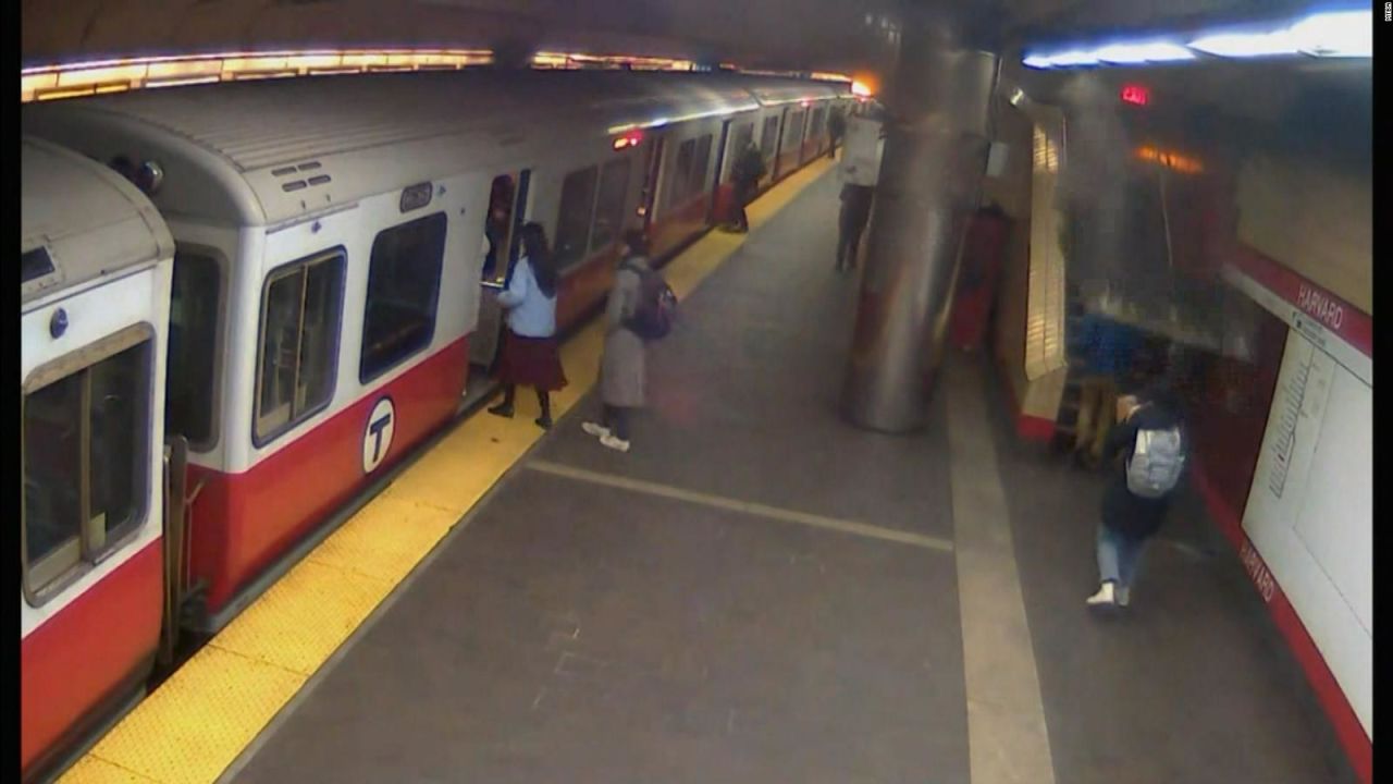 CNNE 1356445 - techo de estacion en boston se desploma y casi golpea a una pasajera