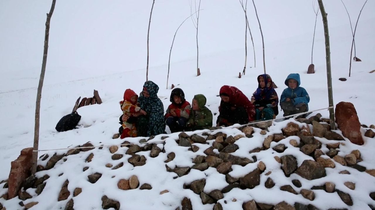 CNNE 1356469 - ninos en afganistan mueren entre el hambre y el frio