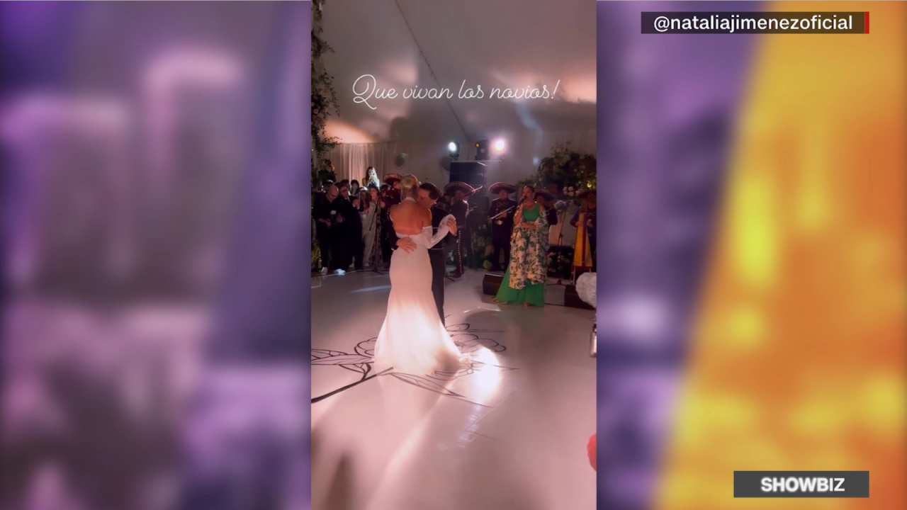 CNNE 1356701 - natalia jimenez les canta a lele pons y guaynaa en su boda