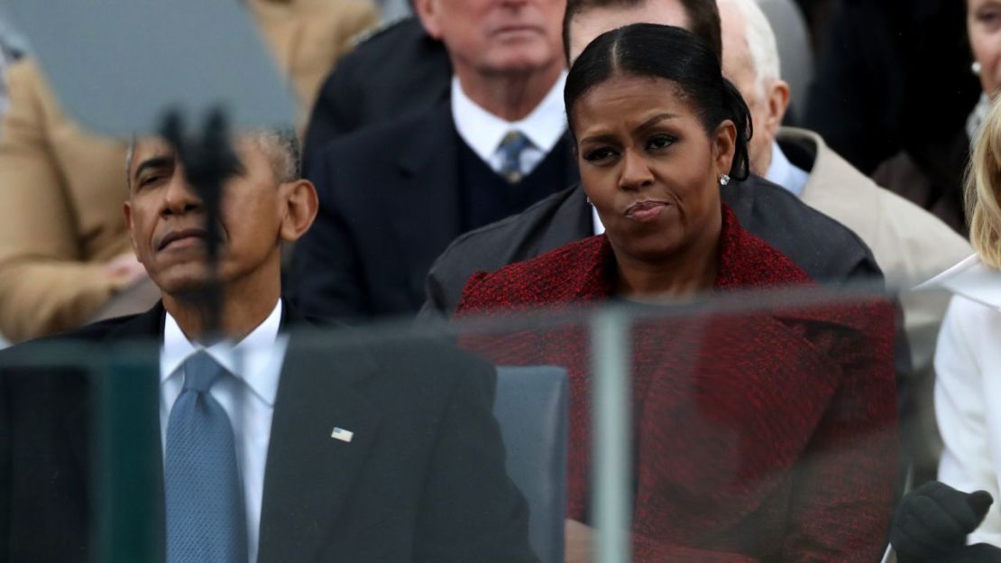 La primera dama saliente de Estados Unidos, Michelle Obama, escucha junto al presidente saliente, Barack Obama (I), al presidente entrante, Donald Trump, durante las ceremonias de investidura en el Capitolio de Estados Unidos en Washington, Estados Unidos, 20 de enero de 2017.