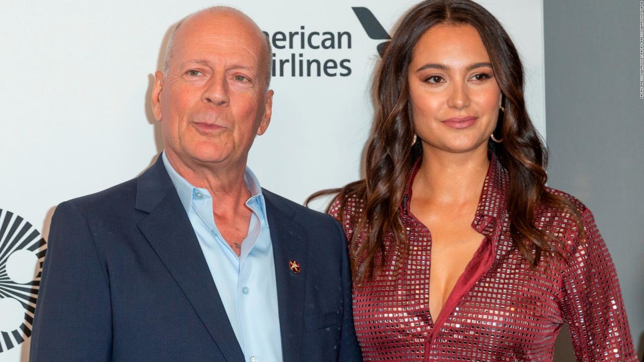 CNNE 1356738 - la esposa de bruce willis pide que no le griten al actor