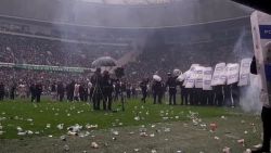 CNNE 1356873 - impactantes imagenes de una violenta jornada de futbol en turquia