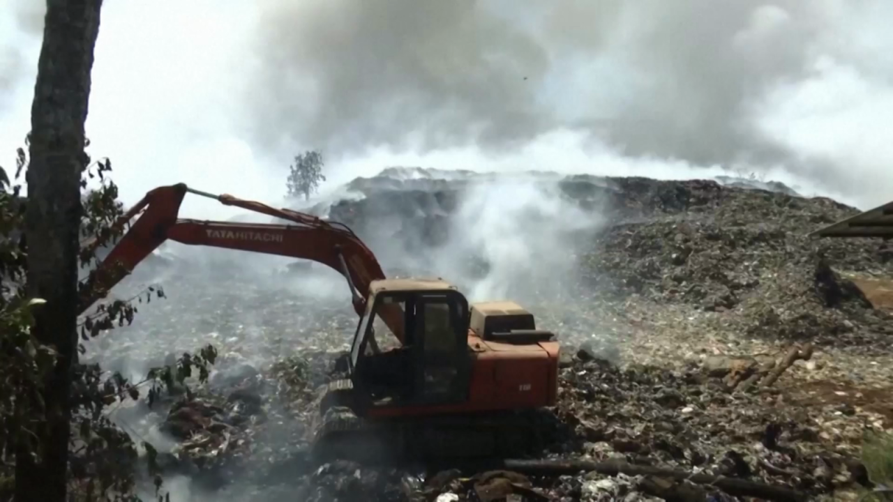 CNNE 1356927 - incendio de basura en india genera emisiones de metano