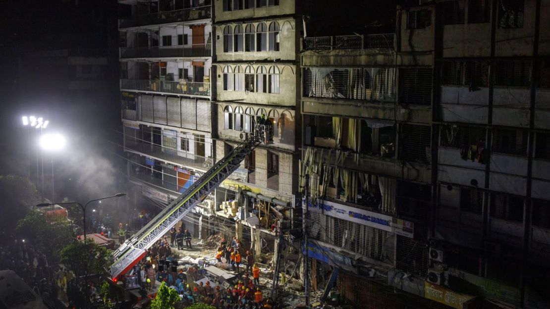 Bomberos y rescatistas en el lugar de una explosión en Dacca, Bangladesh, el 7 de marzo.