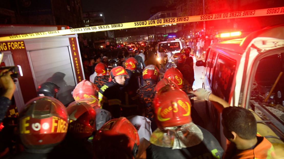 Los bomberos trabajan en la escena en Dacca el 7 de marzo de 2023.