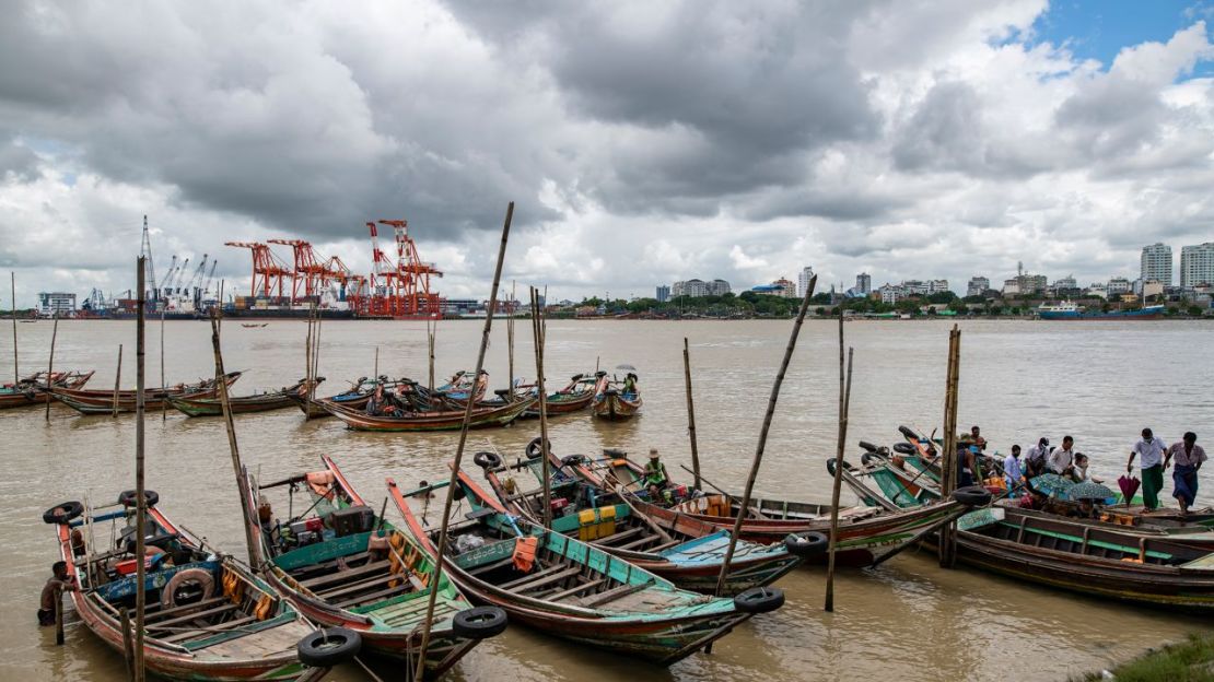 La mayor ciudad de Myanmar, Rangún, bordea el río Yangón y sus 5,6 millones de habitantes corren peligro si el nivel del mar sube el máximo previsto en el estudio.