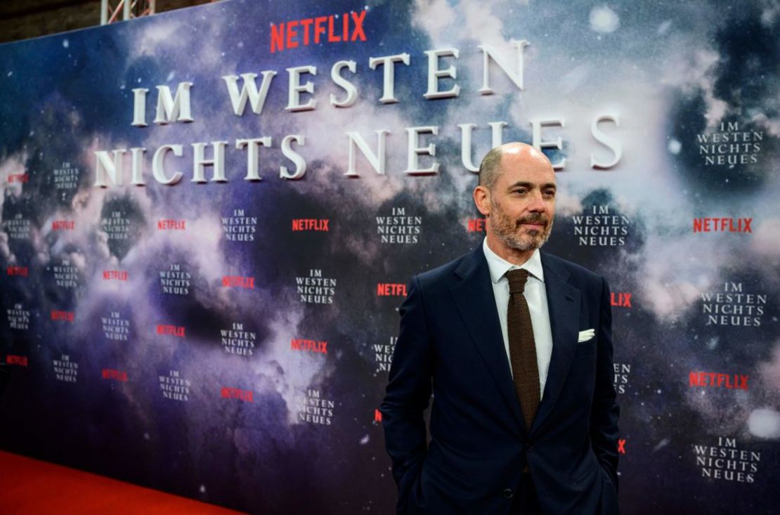 El director alemán Edward Berger posa para los fotógrafos antes del estreno de la película "Sin novedad en el frente" en Berlín el 27 de septiembre de 2022.