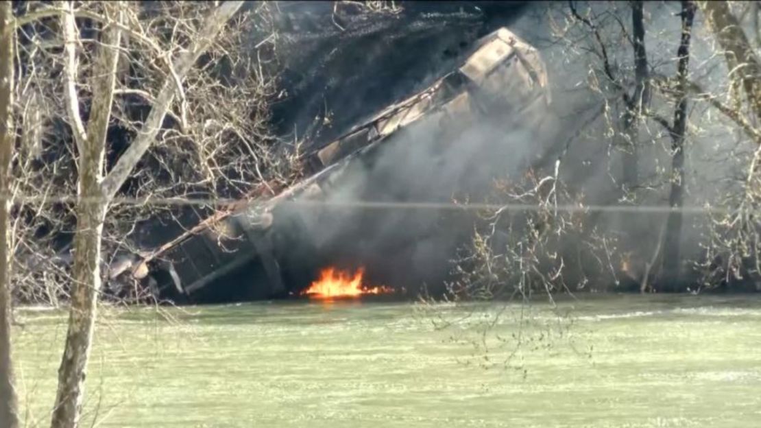 Un tren de carga CSX se descarriló e incendió este miércoles en un área remota cerca de Sandstone, Virginia Occidental.