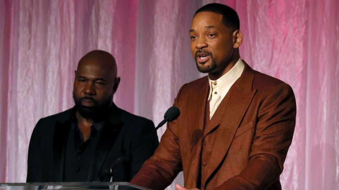 Antoine Fuqua (izquierda) y Will Smith aceptan el premio Beacon por "Emancipation".