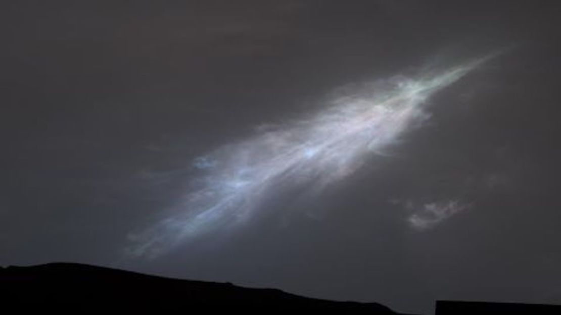 El rover Curiosity capturó esta nube iridiscente en forma de pluma justo después del atardecer del 27 de enero. NASA/JPL-Caltech/MSSS