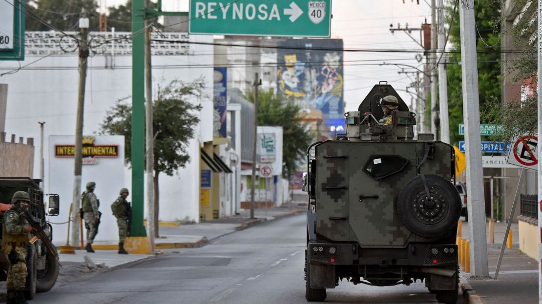 de la Guardia Nacional esperan la salida de integrantes de la Procuraduría General de la República en una caravana con familiares de personas desaparecidas hacia un predio llamado "La Bartolina" en la ciudad fronteriza de Matamoros, estado de Tamaulipas, México, el 24 de agosto de 2021.