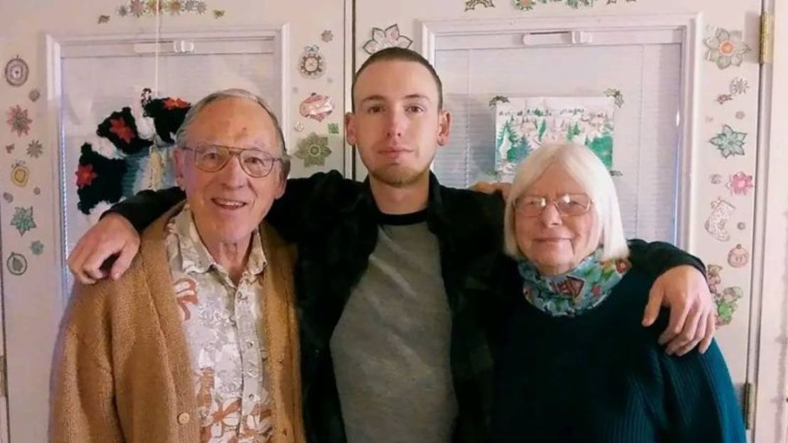 Jerry Jouret, junto a su nieto Christian, dijo que se está recuperando bien.