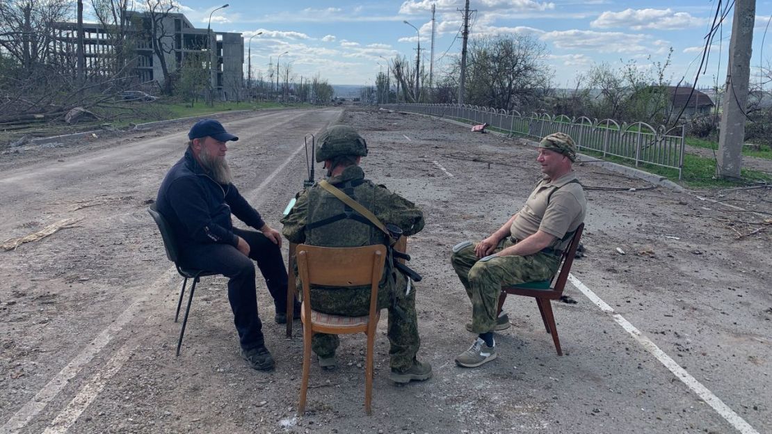 Oleksandr Kovalov (izquierda) se reúne con el teniente general ruso Andrey Sychevoy (centro) y su contacto del FSB Valentin Kryzhanovsky (derecha) en una carretera desierta de Mariúpol el 27 de abril. Cortesía de Oleksandr Kovaliov