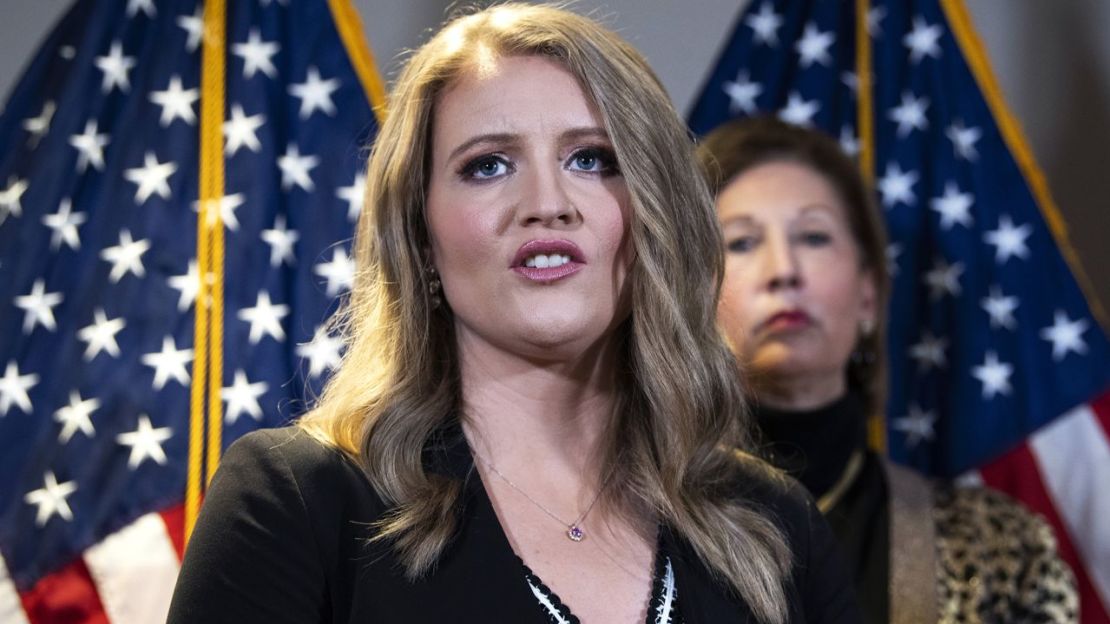 Jenna Ellis y Sidney Powell, a la derecha, abogadas del presidente Donald Trump, realizan una conferencia de prensa en el Comité Nacional Republicano el jueves 19 de noviembre de 2020. También asistió el abogado de Trump, Rudolph Giuliani. Crédito: Tom Williams/CQ-Roll Call, Inc vía Getty Images