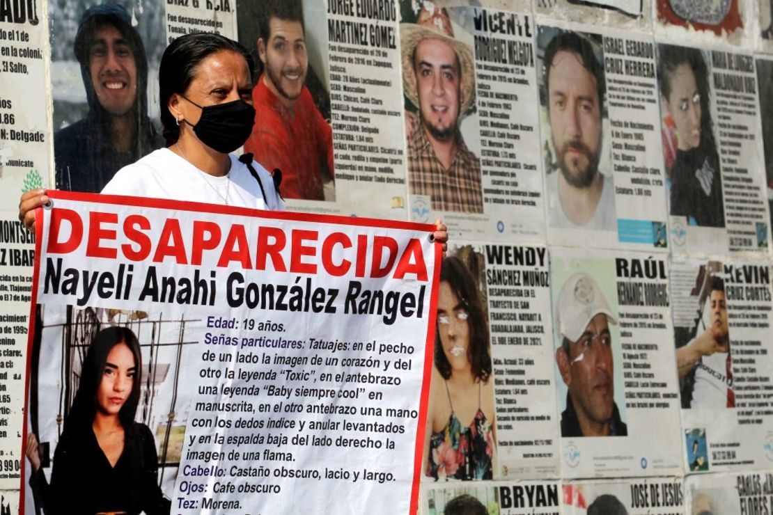 La madre de Nayeli Anahi González Rangel sostiene un cartel con su foto durante una manifestación para exigirle al gobierno que la encuentre a ella y a otras personas desaparecidas, en la Glorieta de Los Desaparecidos (Glorieta de los Desaparecidos), en Guadalajara, estado de Jalisco, México, el 10 de mayo de 2022, durante el Día de la Madre.