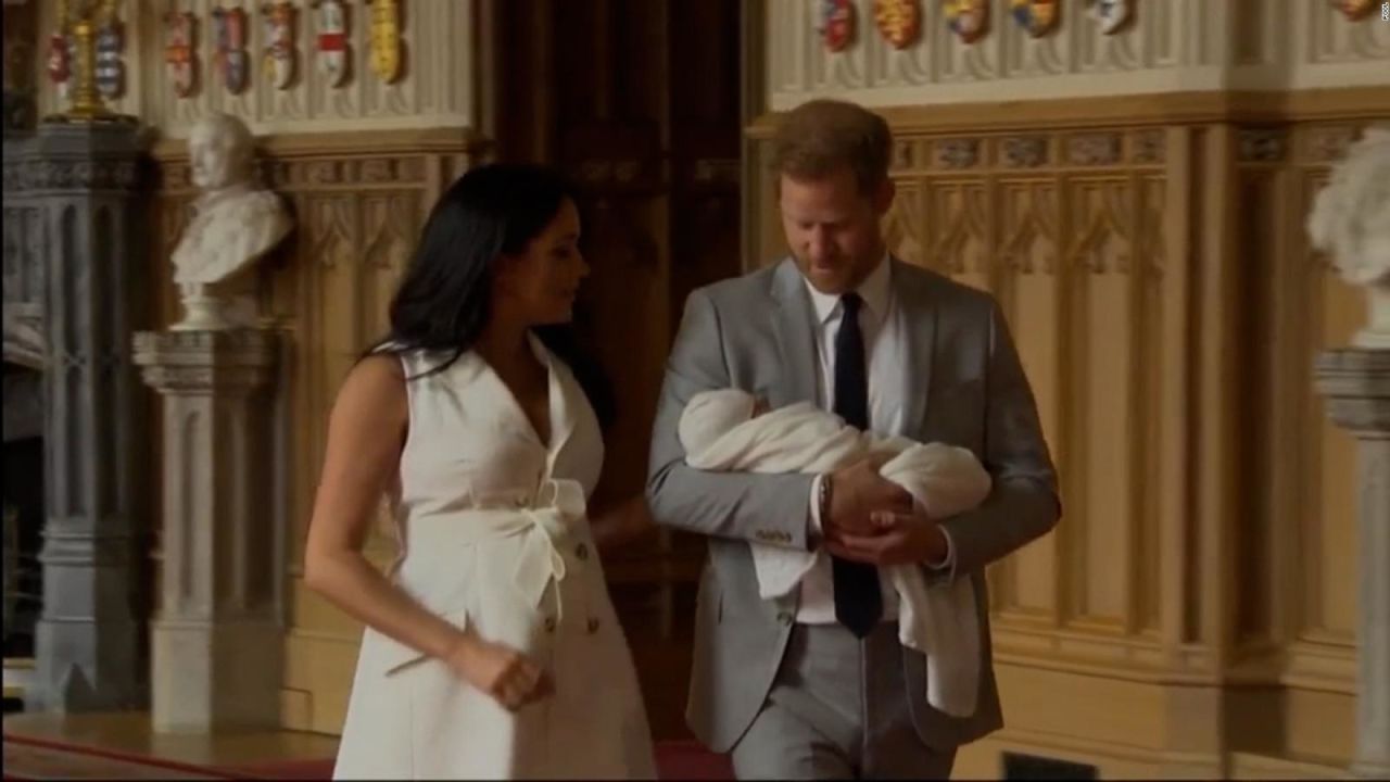 CNNE 1357988 - sorprende gesto de la familia real con los hijos de harry y meghan