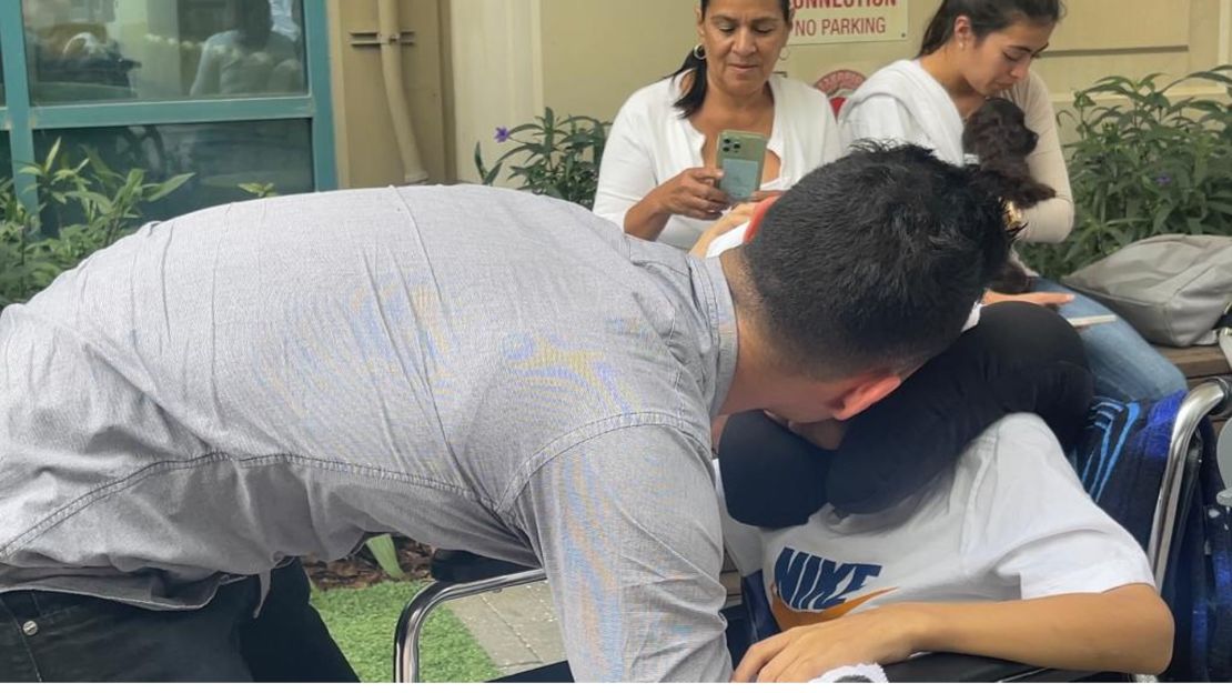 Julián Andrés Rosales, de 11 años, se reencuentra con su padre, Andrés Fernando Rosales, este 9 de marzo después de casi tres años de no verse.