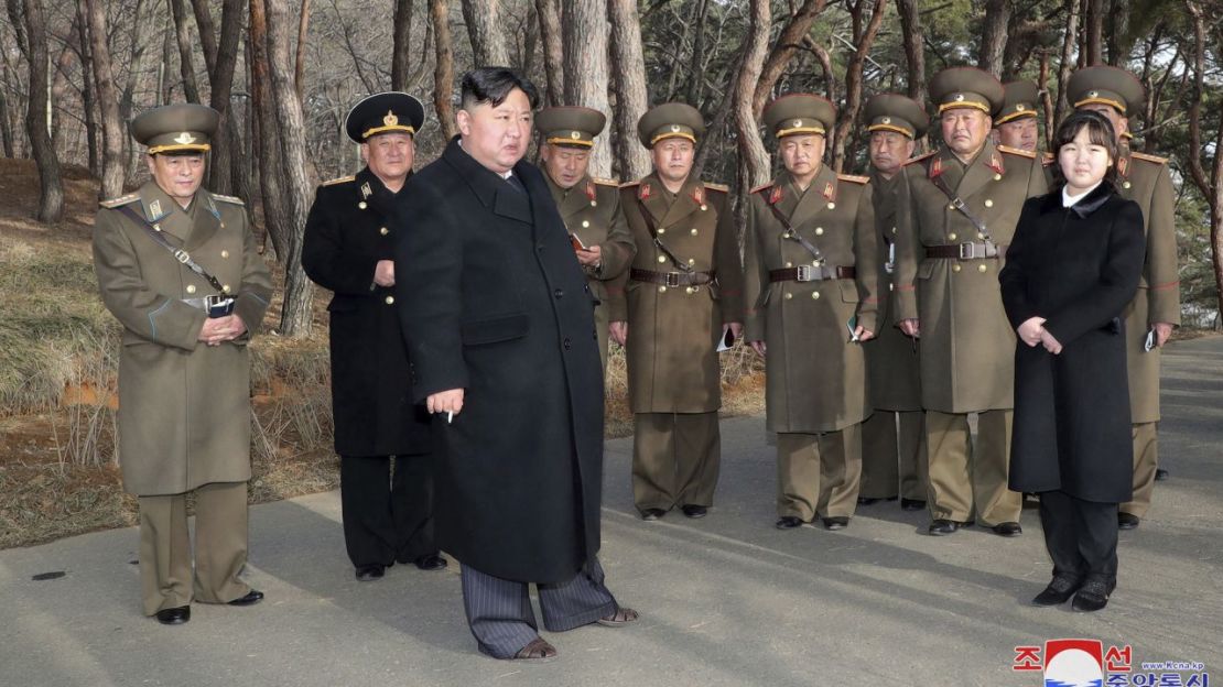 En esta foto proporcionada por el gobierno de Corea del Norte, el líder norcoreano Kim Jong Un, con su hija, ofrece orientación a los oficiales militares en un lugar no revelado en Corea del Norte, el jueves 9 de marzo de 2023.