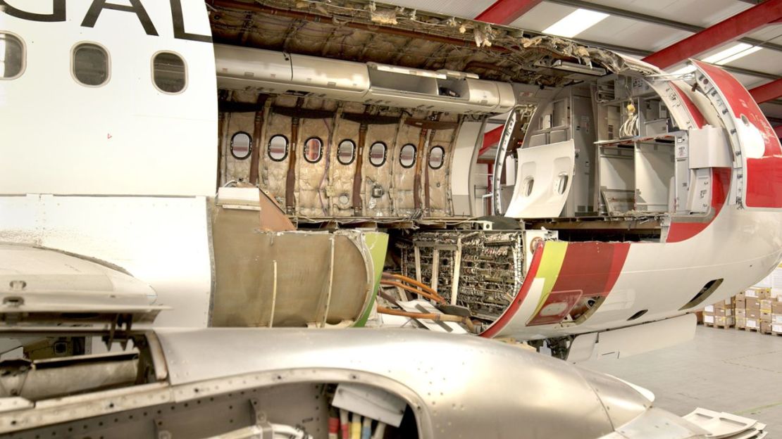 Desmontaje interior de una sección de la galera de un A320 realizado en el hangar de EirTrade en Knock, en el aeropuerto Ireland West. Crédito: EirTrade Aviation