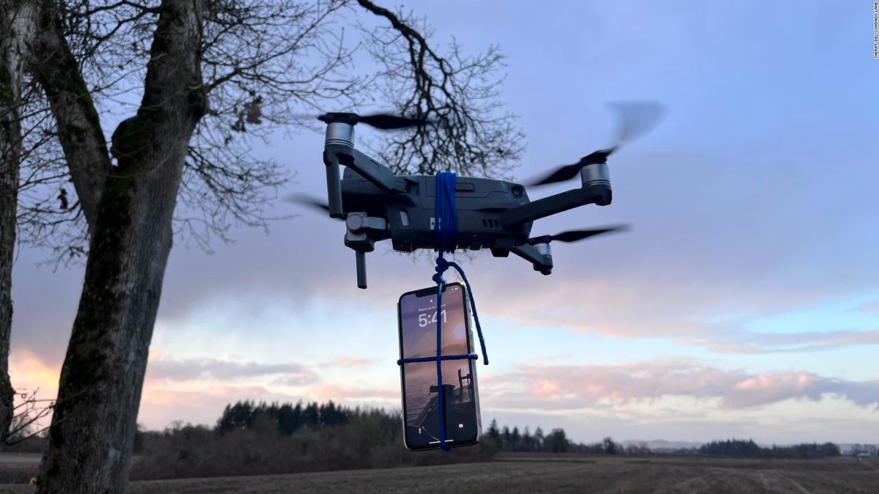 CNNE 1358483 - hombre salva su vida usando un celular amarrado a un dron