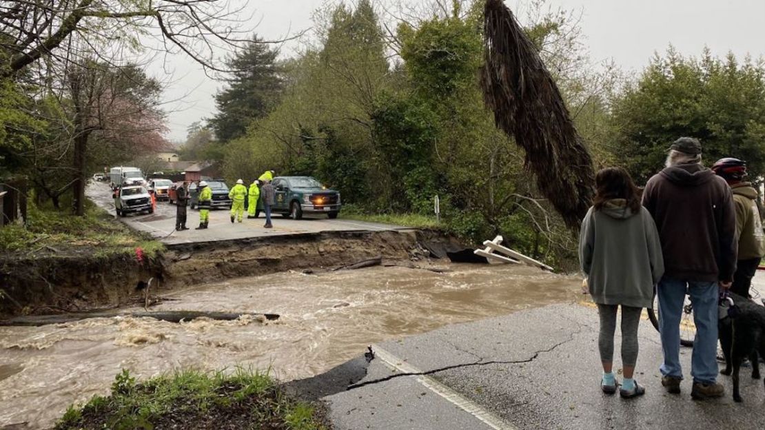 Los residentes de Soquel, California, están atrapados después de que las intensas inundaciones provocaran el colapso de la carretera principal de la zona. Cortesía de Molly Watson