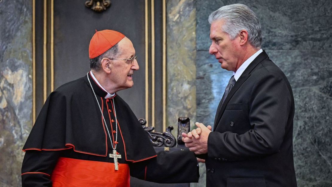 El presidente de Cuba, Miguel Díaz Canel (dcha.) y el cardenal italiano Beniamino Stella (izq.) en La Habana el 8 de febrero de 2023. Crédito: Adalberto Roque/AFP/Getty Images