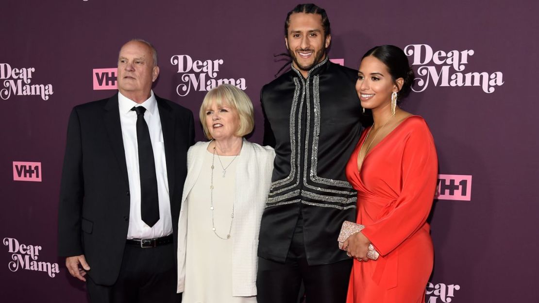 Kaepernick, segundo a la derecha, es fotografiado con sus padres, desde la izquierda, Rick y Teresa Kaepernick, y su pareja Nessa Diab llegando a la tercera edición anual de "Dear Mama: A Love Letter to Moms" en The Theatre at Ace Hotel el jueves 3 de mayo de 2018, en Los Ángeles. Crédito: Chris Pizzello/Invision/AP