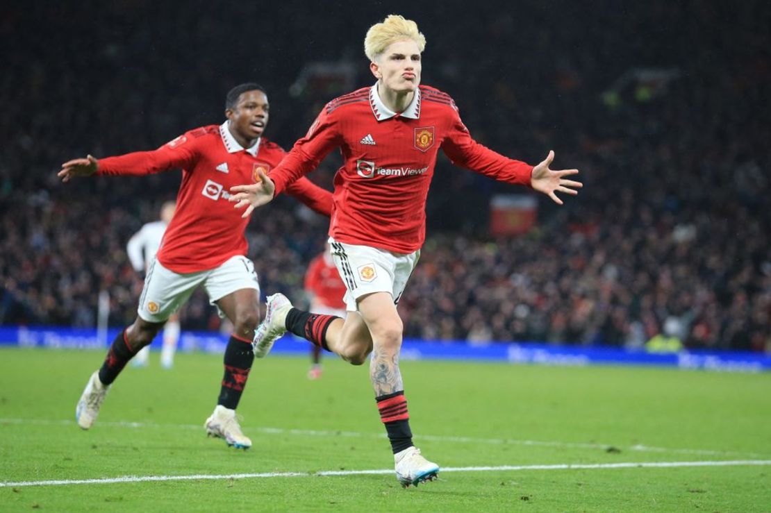 El centrocampista argentino del Manchester United, Alejandro Garnacho, celebra después de marcar el segundo gol de su equipo durante el partido de fútbol de la quinta ronda de la Copa FA inglesa entre el Manchester United y el West Ham en Old Trafford en Manchester, noroeste de Inglaterra, el 1 de marzo de 2023.