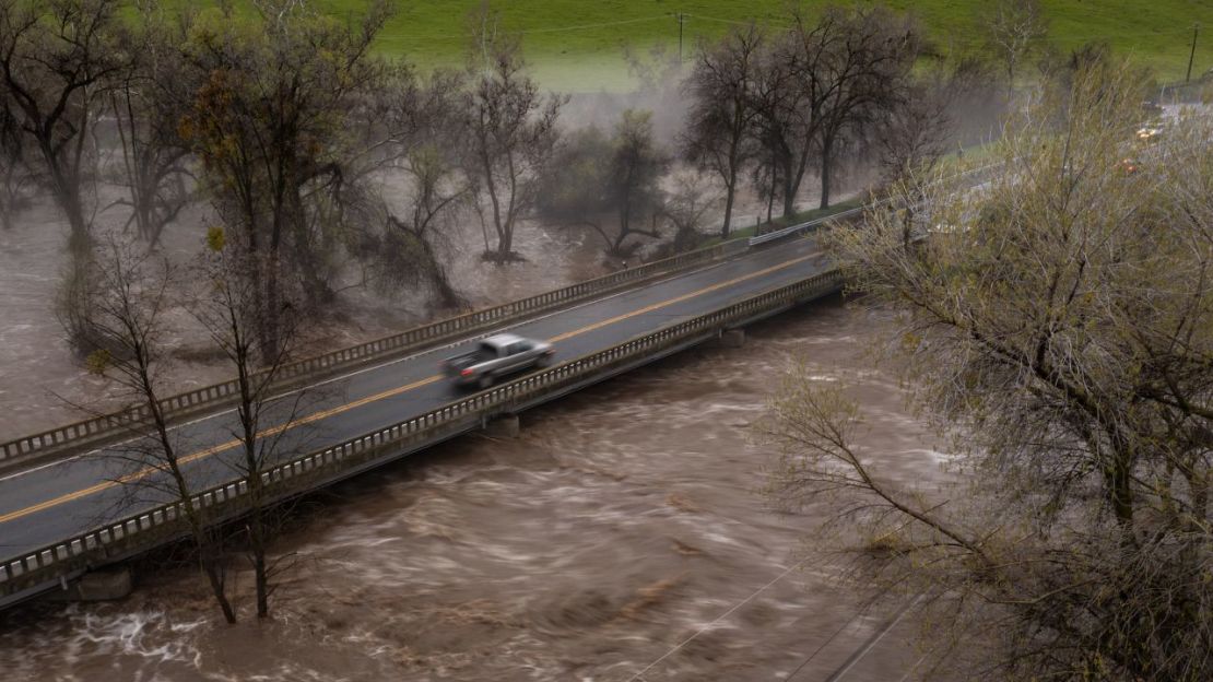 En una vista aérea, una camioneta cruza un puente sobre las inundaciones del río Tule el 10 de marzo de 2023 cerca de Springville, California.