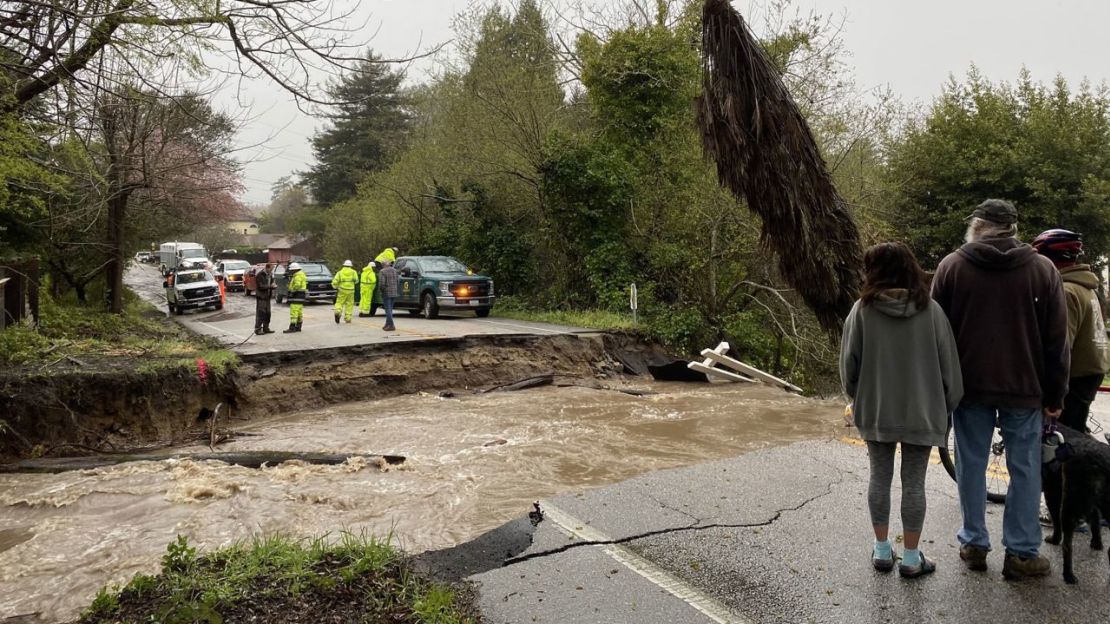 Los residentes de Soquel quedaron atrapados después de que las intensas inundaciones provocaran el colapso de la carretera principal.