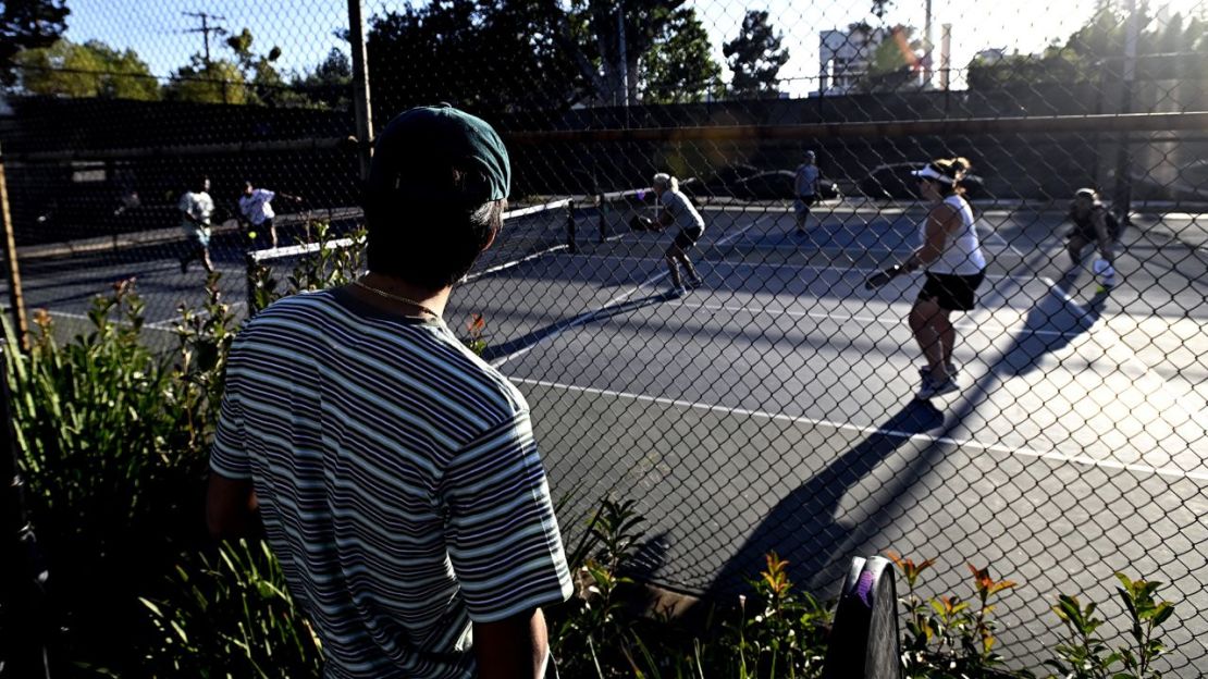 La gente juega pickleball en lo que alguna vez fueron canchas de tenis en Allendale Park en Pasadena, CA, en 2022.