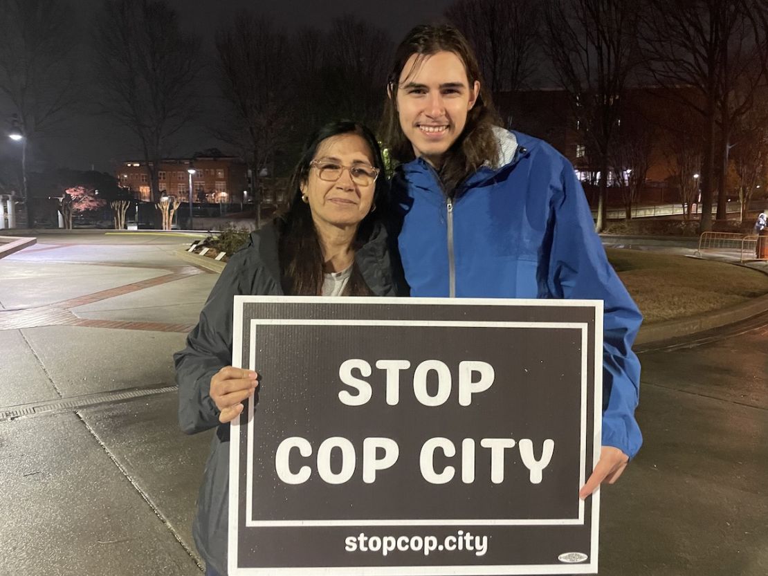 Belkin Páez Terán junto con su hijo Pedro en una manifestación contra la creación de Cop City en Atlanta este jueves. FOTO: Miguel Ángel Antoñanzas