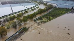 CNNE 1358964 - rio atmosferico amenaza a miles de personas en california