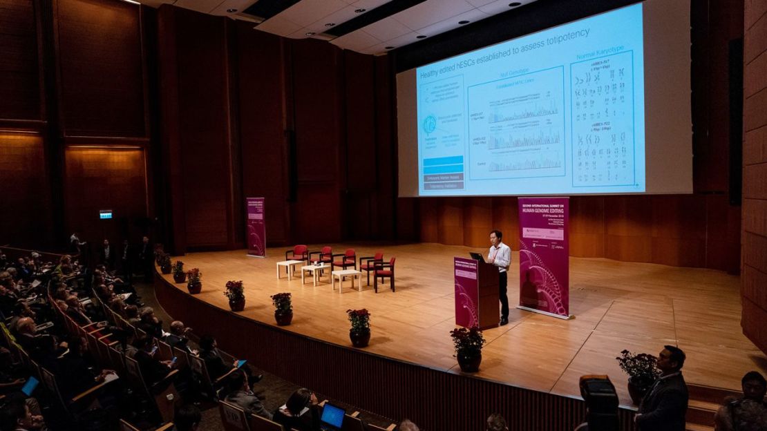 He Jiankui presenta una diapositiva durante un discurso en la cumbre internacional de 2018 sobre edición del genoma humano en Hong Kong, China.