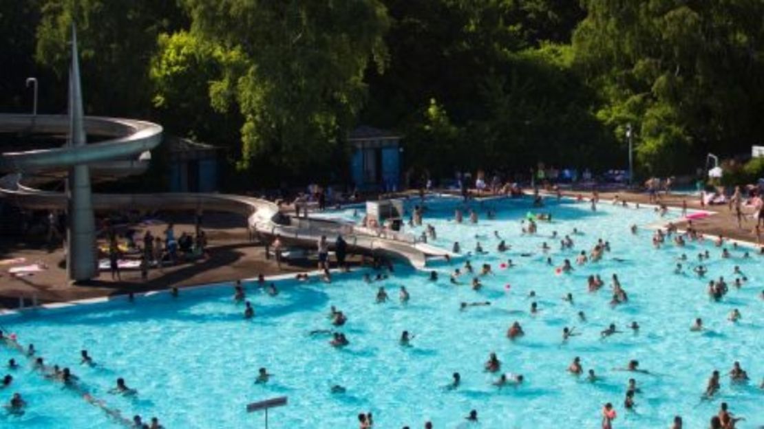 La gente nada en una piscina pública en el distrito de Neukoelln de Berlín.