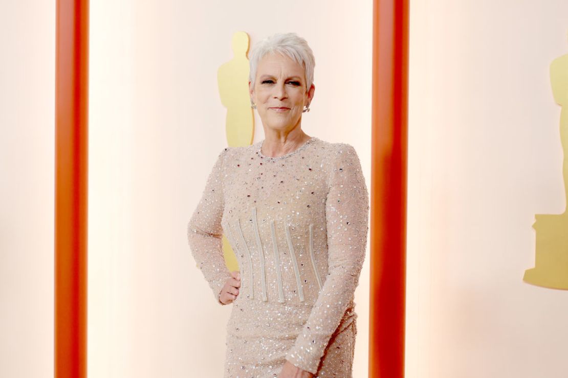 Jamie Lee Curtis, nominada como mejor actriz de reparto por su papel en “Everything Everywhere All at Once”, desfila por la alfombra de los premios Oscar.