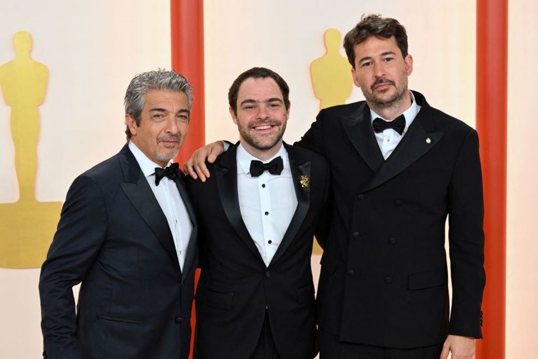 El director argentino Santiago Mitre (derecha) y los actores Ricardo Darin (izquierda) y Juan Pedro Lanzani desfilan por la alfombra roja de los Oscar representando al cine latinoamericano con la película "Argentina, 1985" nominada a mejor cinta internacional.