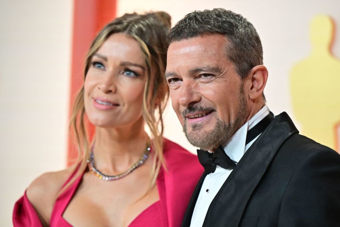 El actor español Antonio Banderas y Nicole Kimpel asisten a la edición 95 de los premios de la Academia en el Dolby Theatre de Los Ángeles.