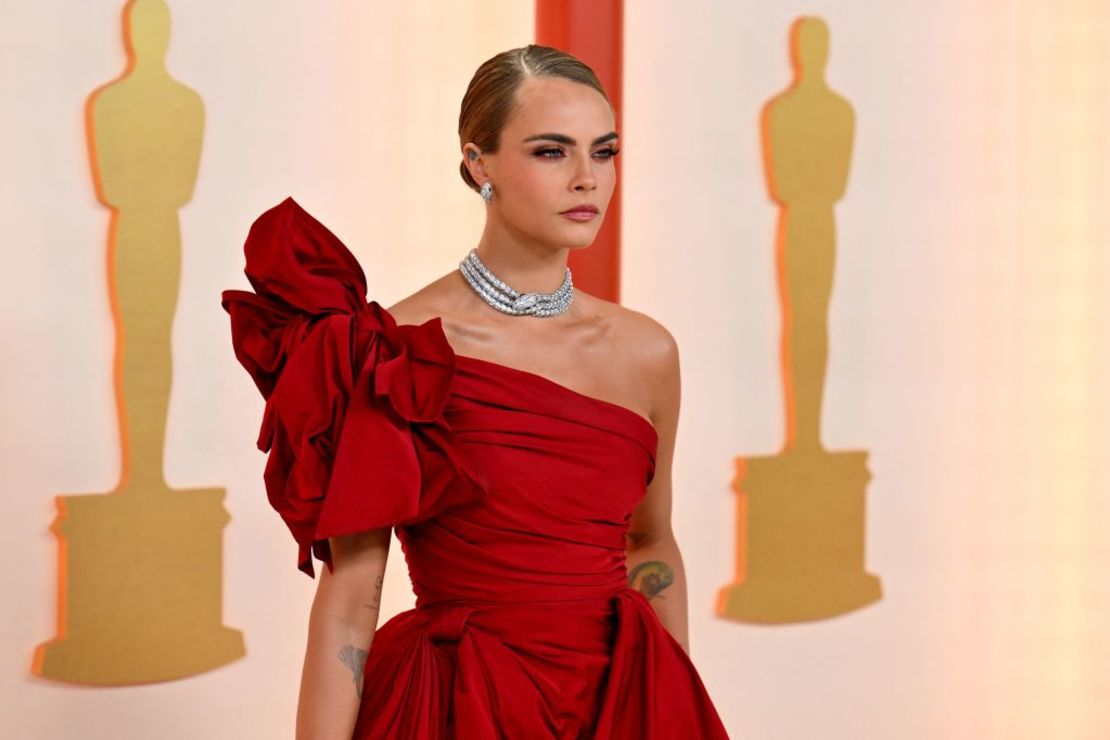 La modelo y actriz estadounidense Cara Delevingne asiste a la entrega 95 de los premios de la Academia en el Dolby Theatre de Hollywood, California.